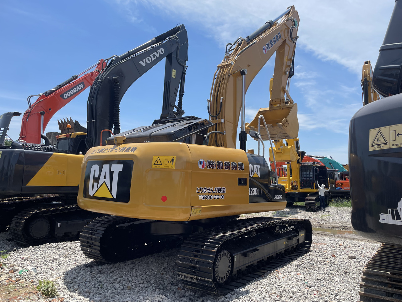 CATERPILLAR 323D2 - Crawler excavator: picture 3 CATERPILLAR 323D2 - Crawler excavator: picture 3