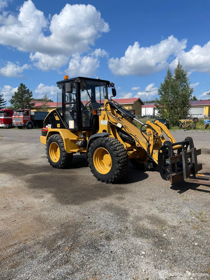 Caterpillar 908 pyöräkuormaaja kauhalla & piikeillä, 6670H, 2001, Huittinen - Wheel loader: picture 1 Caterpillar 908 pyöräkuormaaja kauhalla & piikeillä, 6670H, 2001, Huittinen - Wheel loader: picture 1