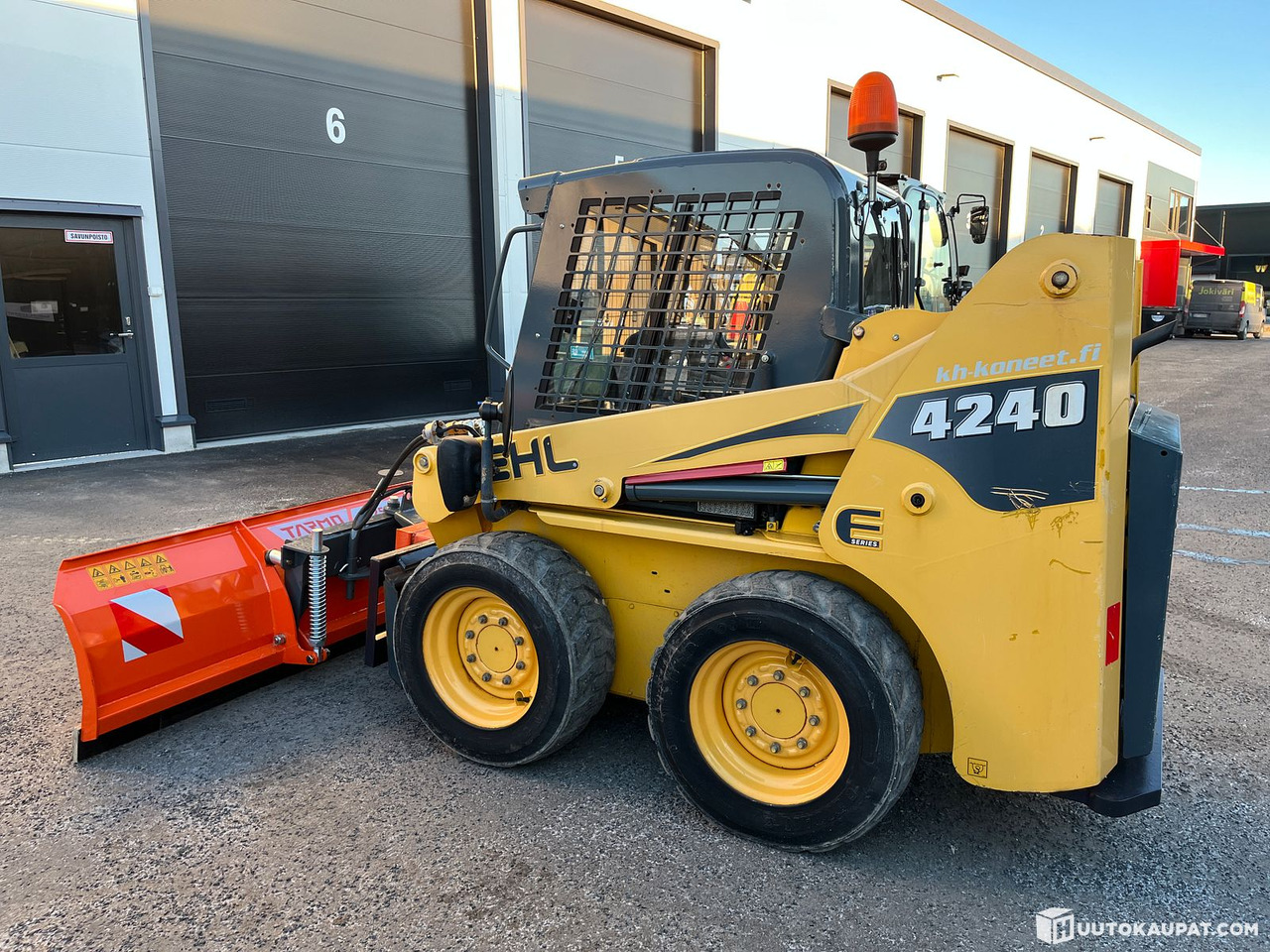 Gehl 4240, year 2012, only 954 h + 3 attachments, Tampere - Skid steer loader: picture 5 Gehl 4240, year 2012, only 954 h + 3 attachments, Tampere - Skid steer loader: picture 5