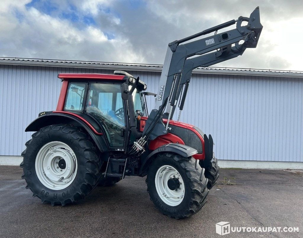 Valtra N121 Advance with front loader, 2007, 9,900 h, Ylivieska - Farm tractor: picture 2 Valtra N121 Advance with front loader, 2007, 9,900 h, Ylivieska - Farm tractor: picture 2