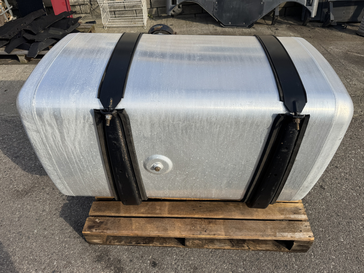 Ford F-Max - Fuel tank: picture 4 Ford F-Max - Fuel tank: picture 4