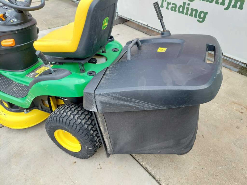 John Deere X 135R - Garden mower: picture 3 John Deere X 135R - Garden mower: picture 3