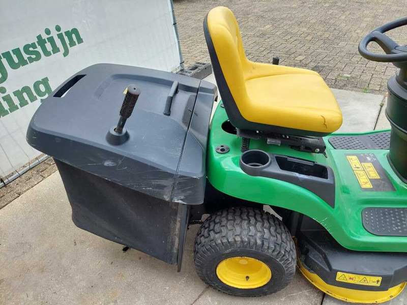 John Deere X 135R - Garden mower: picture 4 John Deere X 135R - Garden mower: picture 4