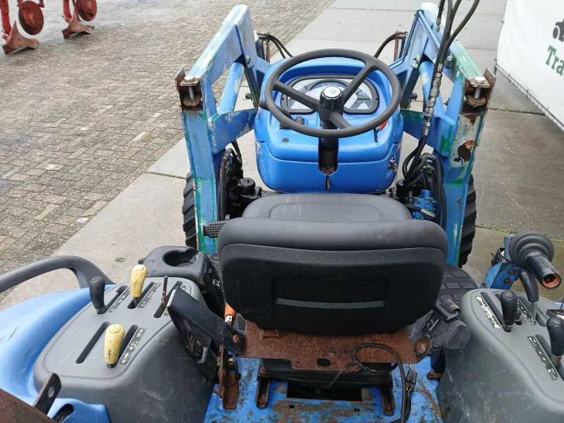 New Holland TC 40 - Farm tractor: picture 5 New Holland TC 40 - Farm tractor: picture 5