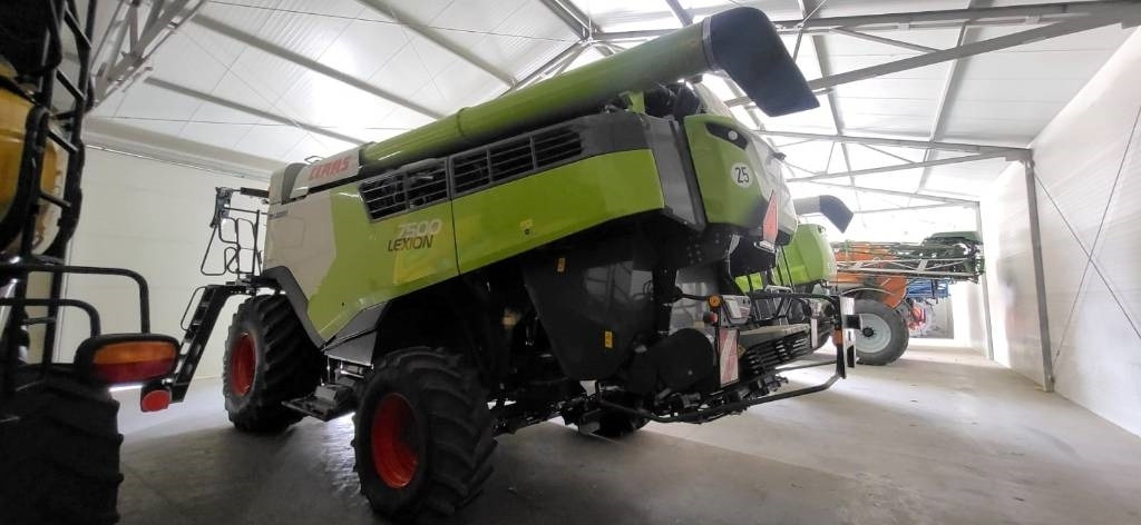 Claas Lexion 7500 + V930 - Combine harvester: picture 3 Claas Lexion 7500 + V930 - Combine harvester: picture 3