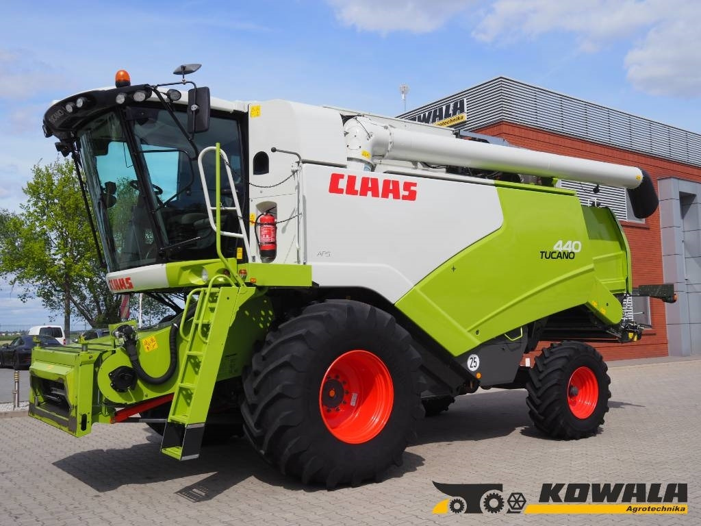 Claas Tucano 440 + V620 - Combine harvester: picture 1 Claas Tucano 440 + V620 - Combine harvester: picture 1