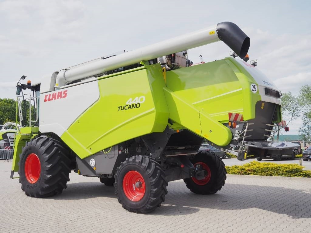 Claas Tucano 440 + V620 - Combine harvester: picture 2 Claas Tucano 440 + V620 - Combine harvester: picture 2