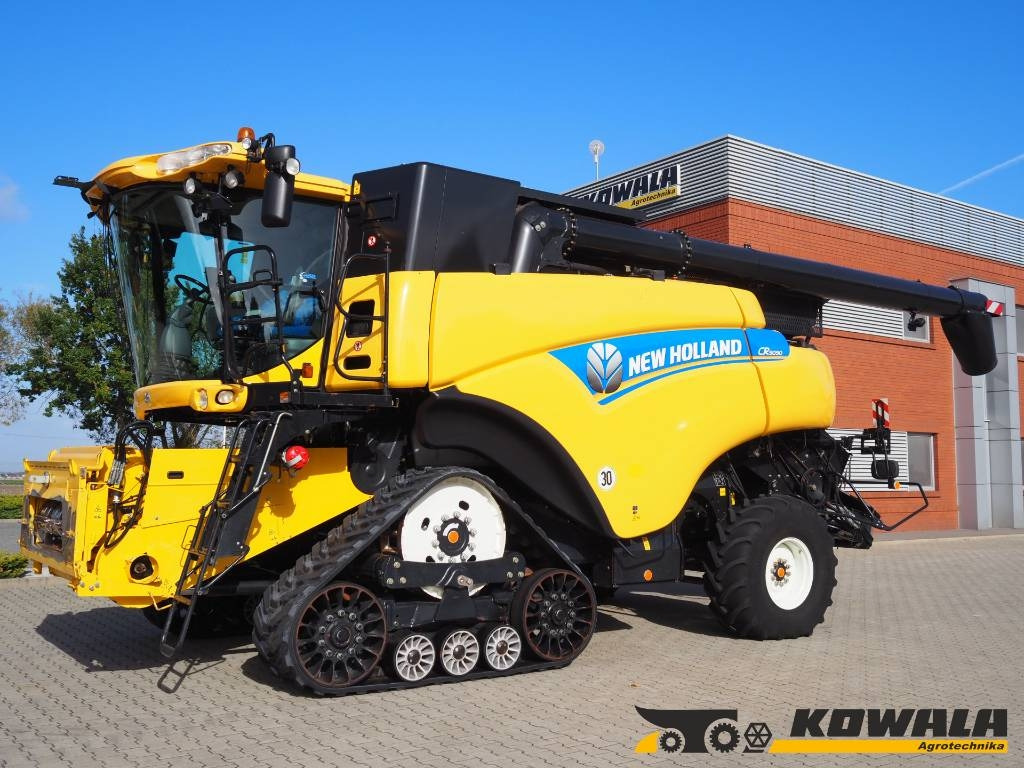 New Holland CR 9090 SmartTrax 4WD + VF 10,7 m - Combine harvester: picture 1 New Holland CR 9090 SmartTrax 4WD + VF 10,7 m - Combine harvester: picture 1