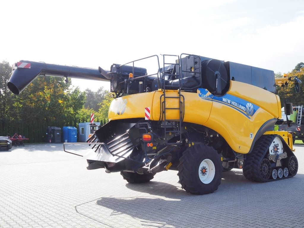 New Holland CR 9090 SmartTrax 4WD + VF 10,7 m - Combine harvester: picture 3 New Holland CR 9090 SmartTrax 4WD + VF 10,7 m - Combine harvester: picture 3