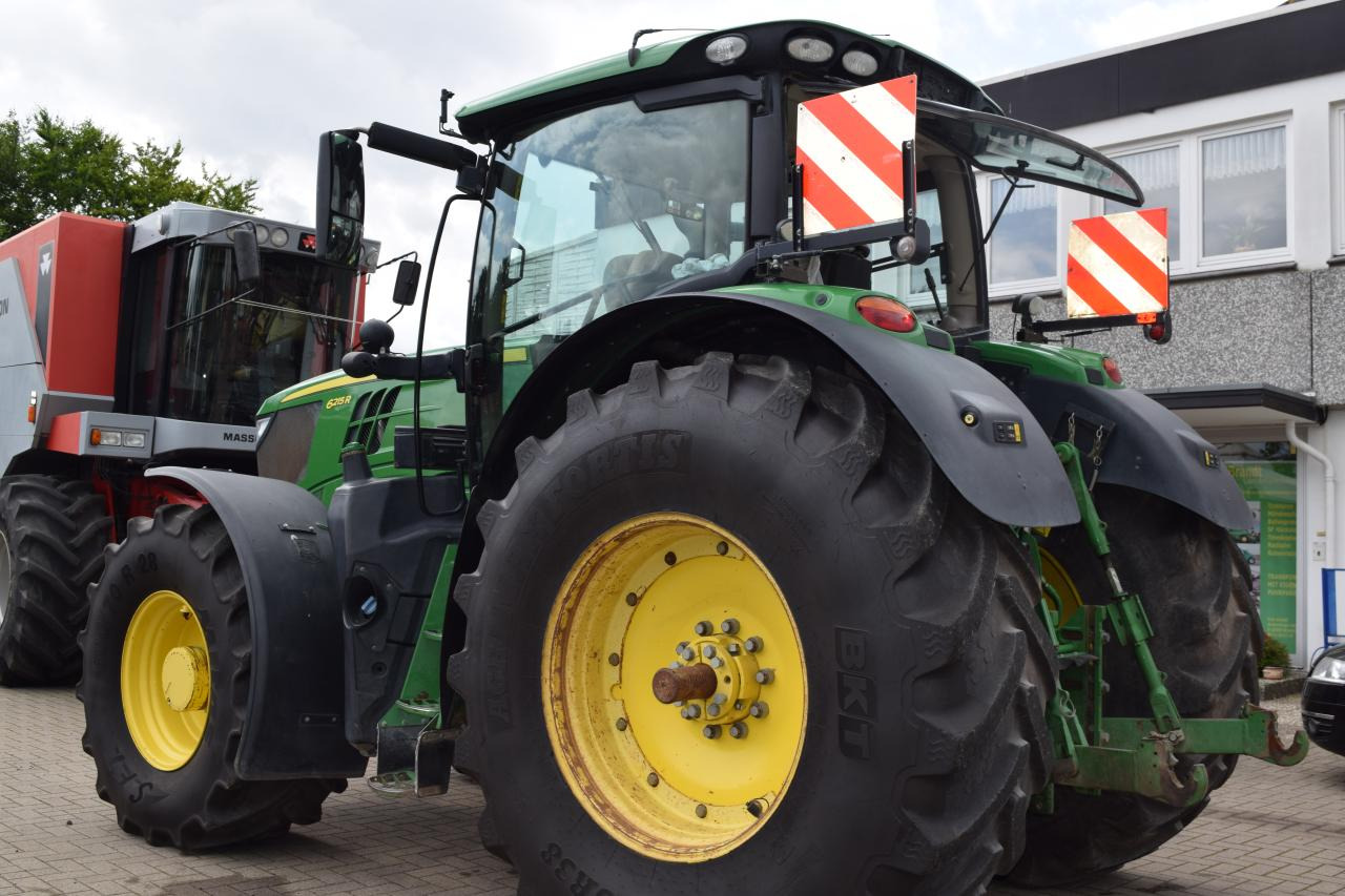 John Deere 6215 R - Farm tractor: picture 5 John Deere 6215 R - Farm tractor: picture 5