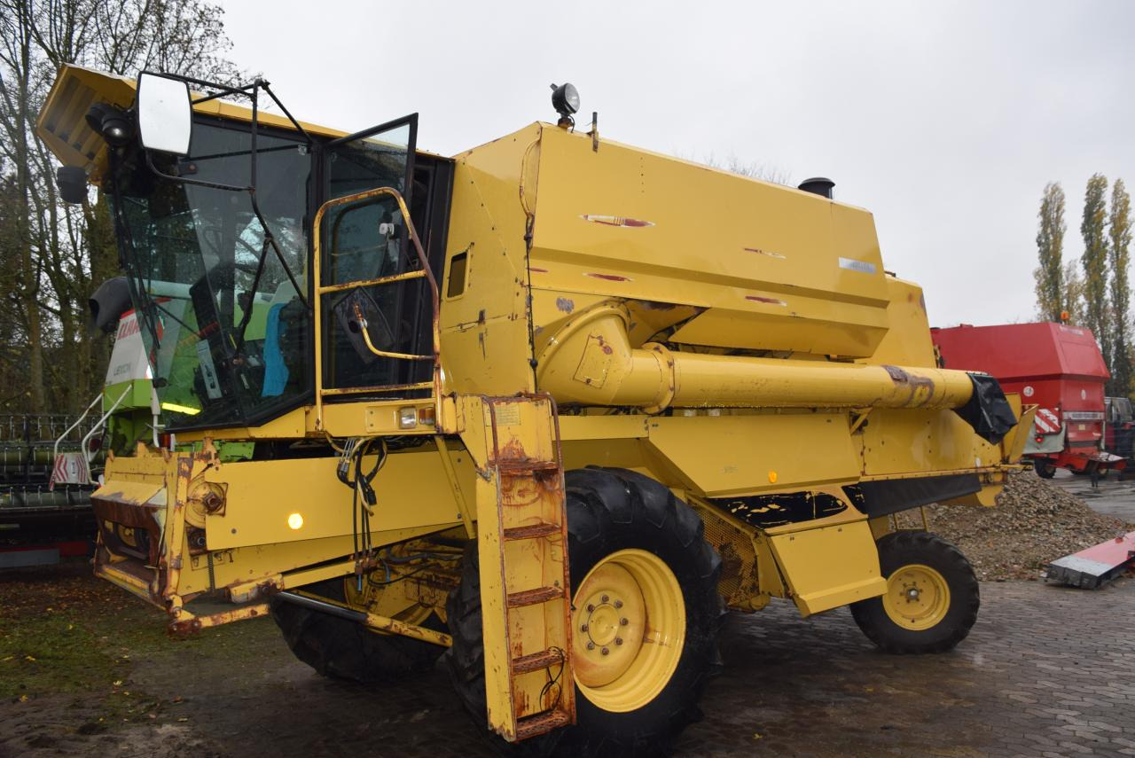 New Holland TF 42 - Combine harvester: picture 2 New Holland TF 42 - Combine harvester: picture 2