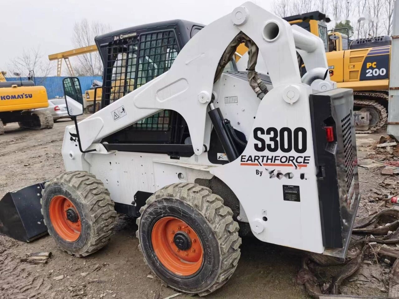Bobcat S300 - Skid steer loader: picture 2 Bobcat S300 - Skid steer loader: picture 2