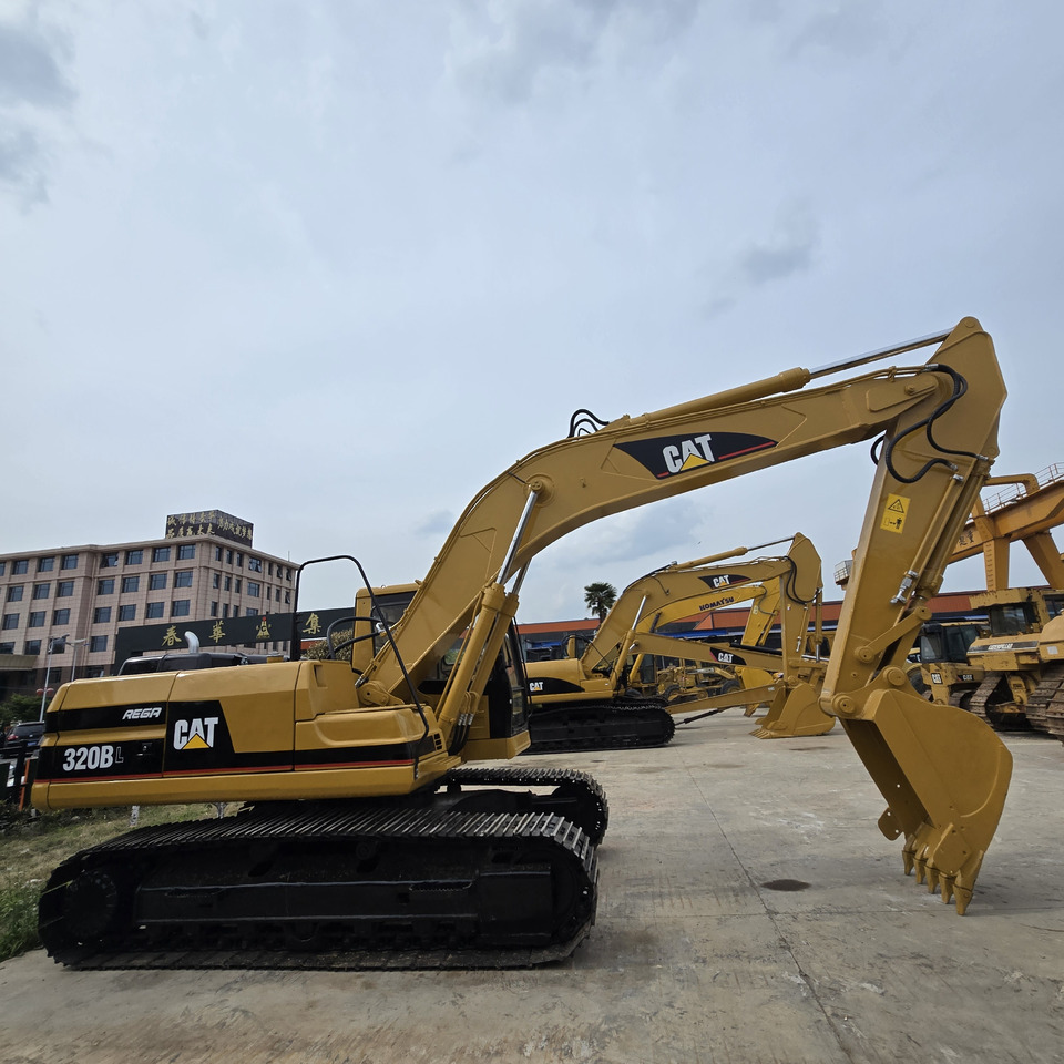 CATERPILLAR 320BL - Crawler excavator: picture 3 CATERPILLAR 320BL - Crawler excavator: picture 3