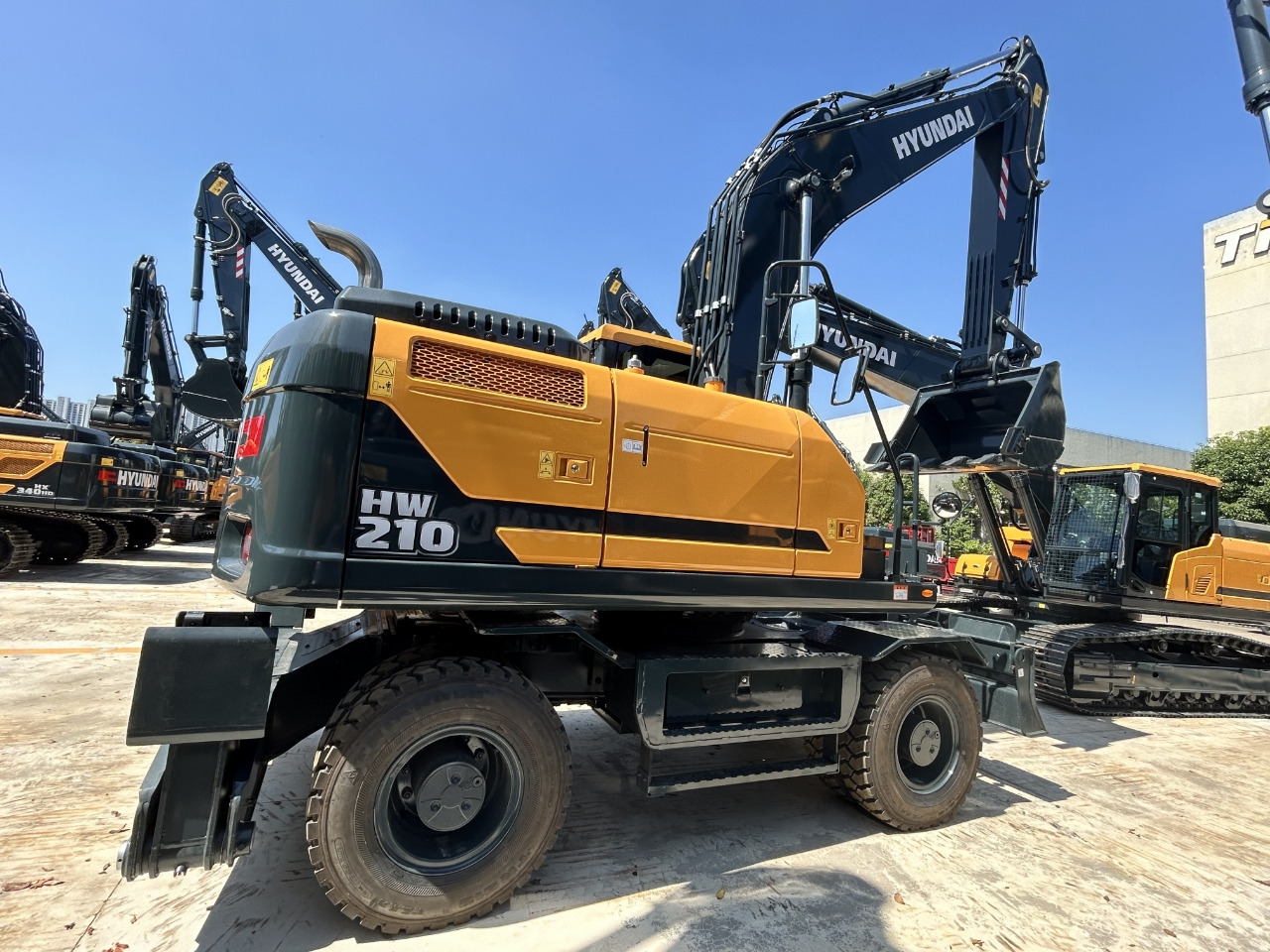 HYUNDAI HW210 - Wheel excavator: picture 1 HYUNDAI HW210 - Wheel excavator: picture 1