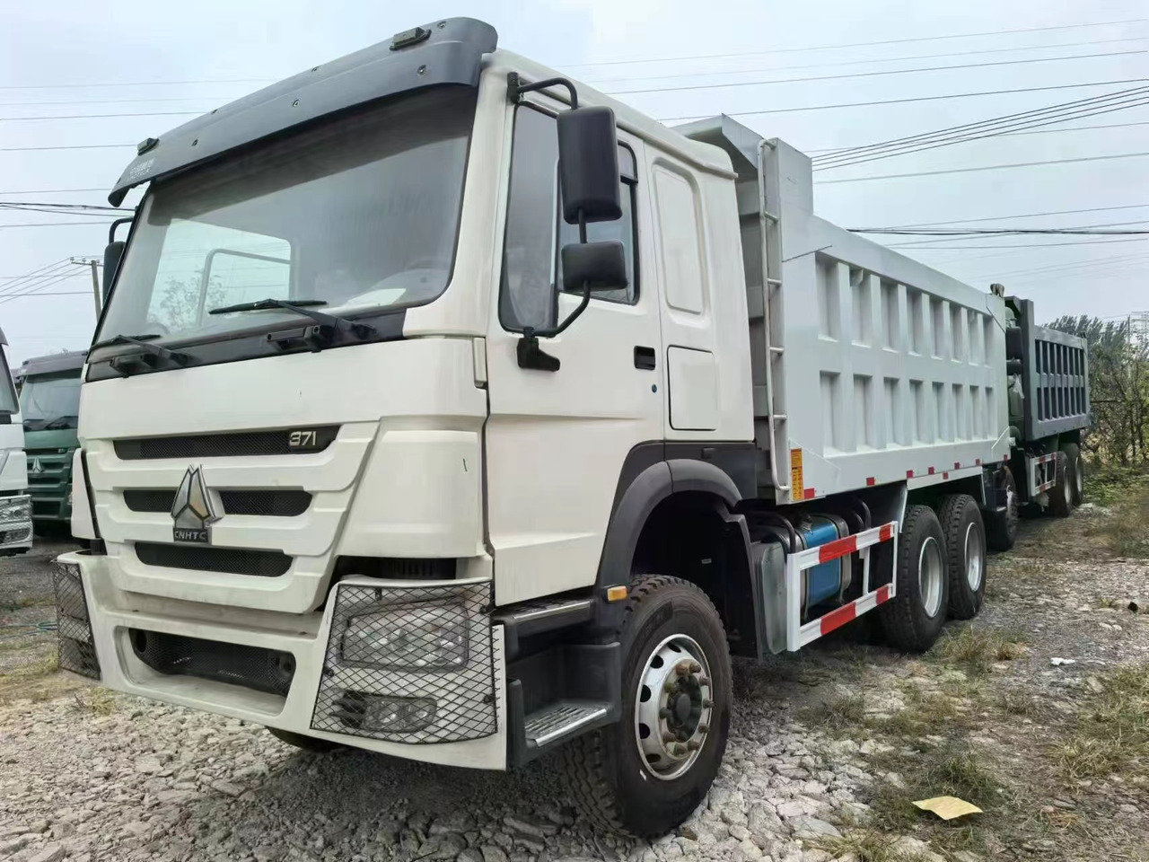 SINOTRUK HOWO 6x4 - Refrigerator truck: picture 1 SINOTRUK HOWO 6x4 - Refrigerator truck: picture 1