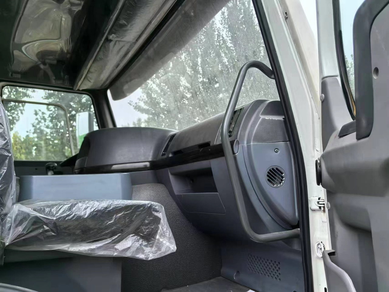 SINOTRUK HOWO 6x4 - Refrigerator truck: picture 5 SINOTRUK HOWO 6x4 - Refrigerator truck: picture 5