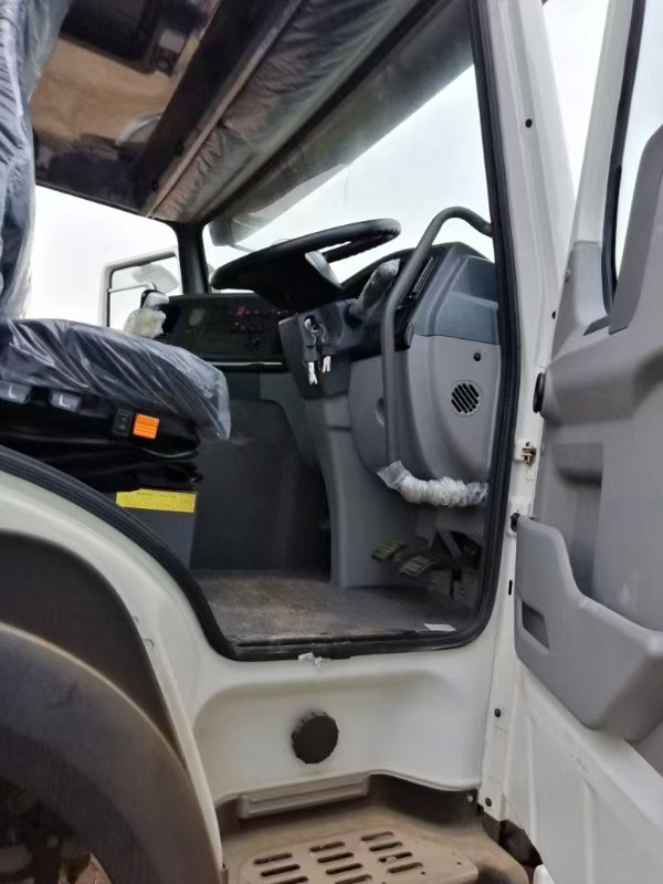 SINOTRUK HOWO - Tractor unit: picture 2 SINOTRUK HOWO - Tractor unit: picture 2