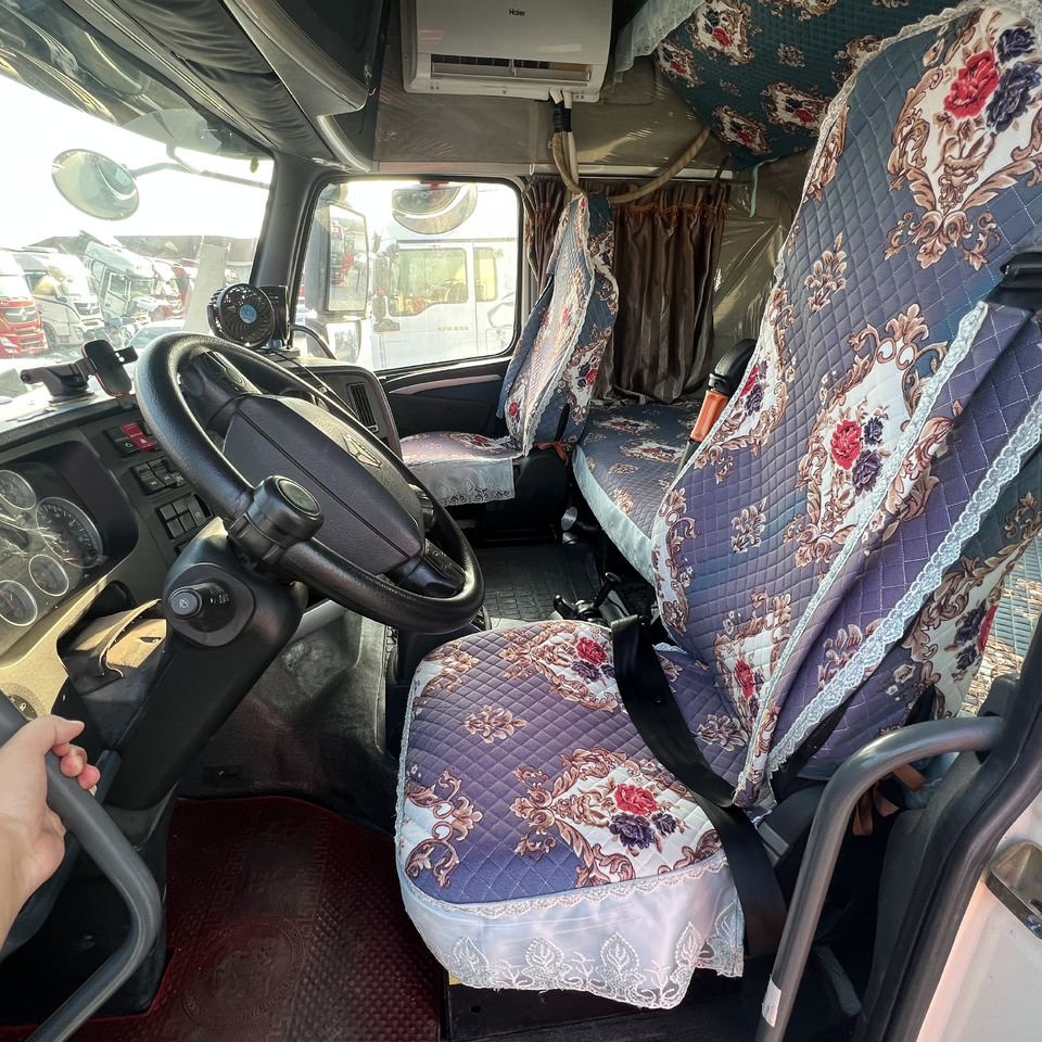 SINOTRUK HOWO - Tractor unit: picture 2 SINOTRUK HOWO - Tractor unit: picture 2