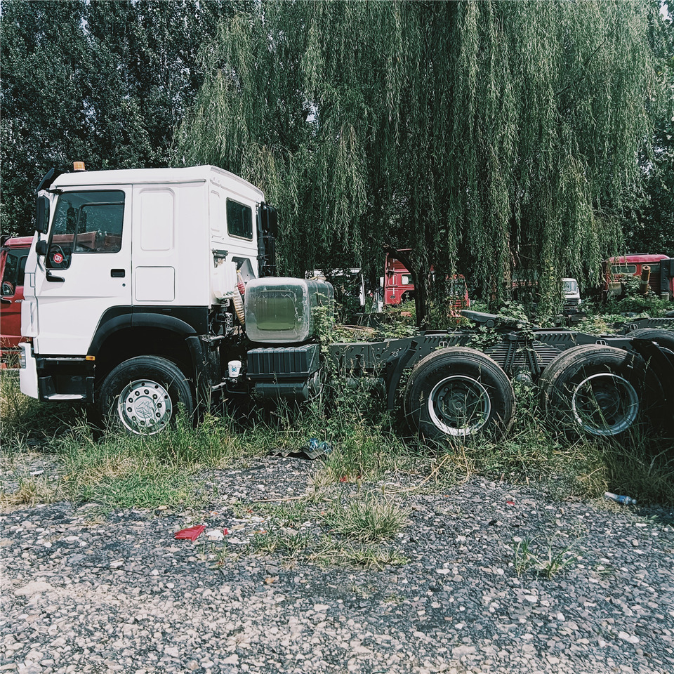 SINOTRUK HOWO trailer head - Tractor unit: picture 3 SINOTRUK HOWO trailer head - Tractor unit: picture 3
