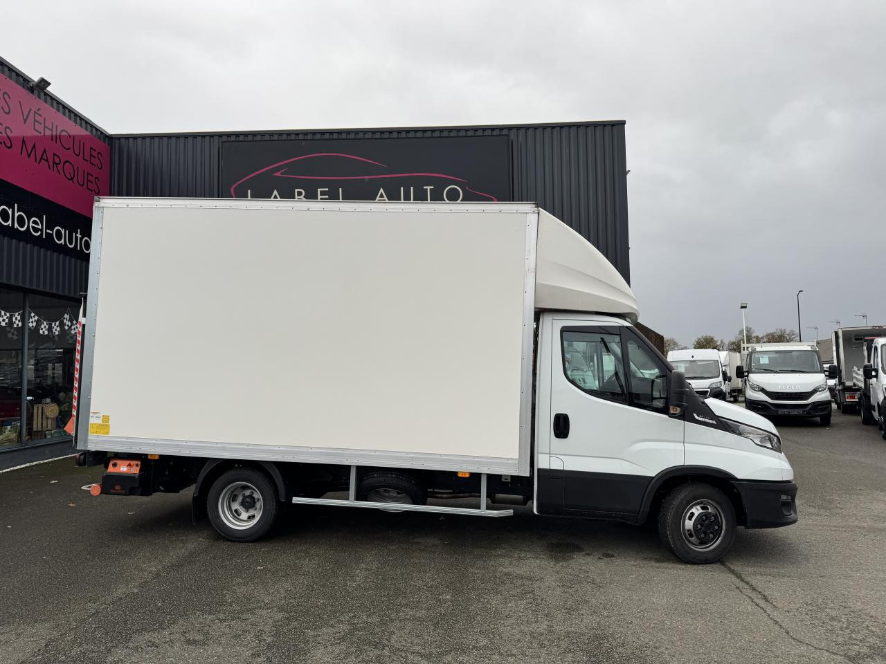 IVECO Daily 35 C 16H3.0 - BV Hi-Matic CHASSIS CABINE CAISSE 20M3 + HAYON - Closed box van: picture 1 IVECO Daily 35 C 16H3.0 - BV Hi-Matic CHASSIS CABINE CAISSE 20M3 + HAYON - Closed box van: picture 1