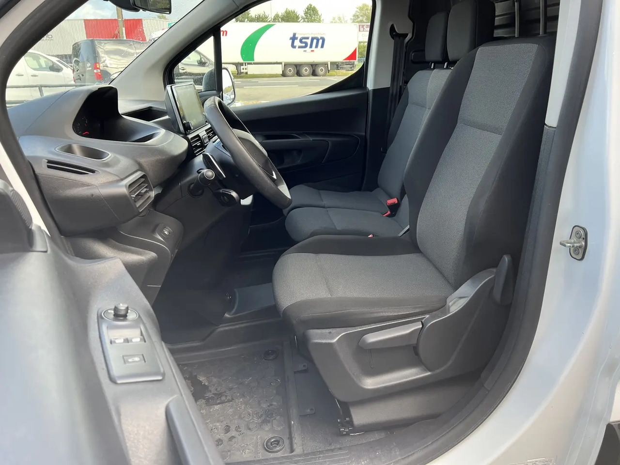 Peugeot Partner STANDARD 650KG BLUEHDI 130CH S&S ASPHALT EAT8 - Panel van: picture 5 Peugeot Partner STANDARD 650KG BLUEHDI 130CH S&S ASPHALT EAT8 - Panel van: picture 5