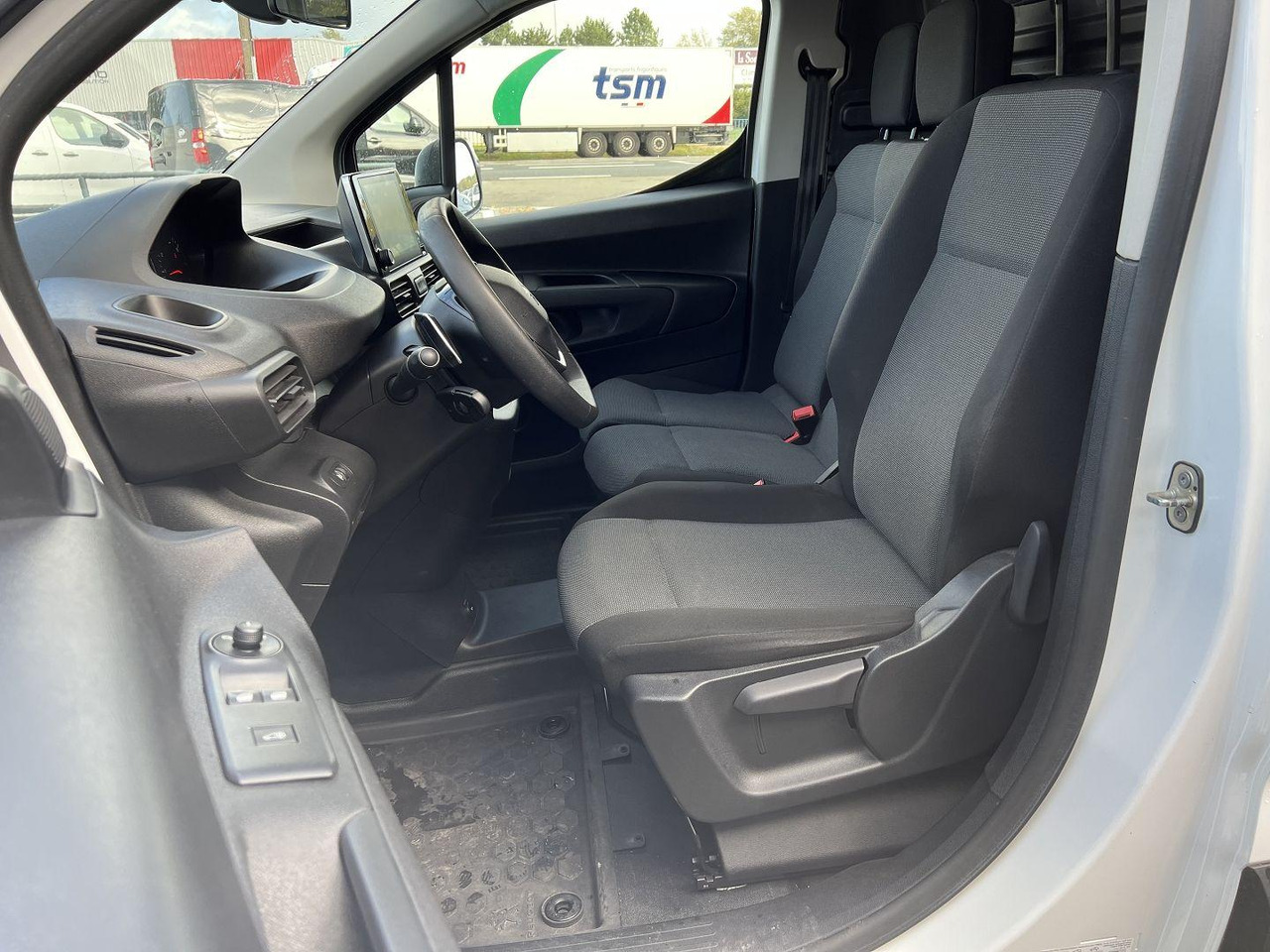 Peugeot Partner STANDARD 650KG BLUEHDI 130CH S&S ASPHALT EAT8 - Small van: picture 4 Peugeot Partner STANDARD 650KG BLUEHDI 130CH S&S ASPHALT EAT8 - Small van: picture 4