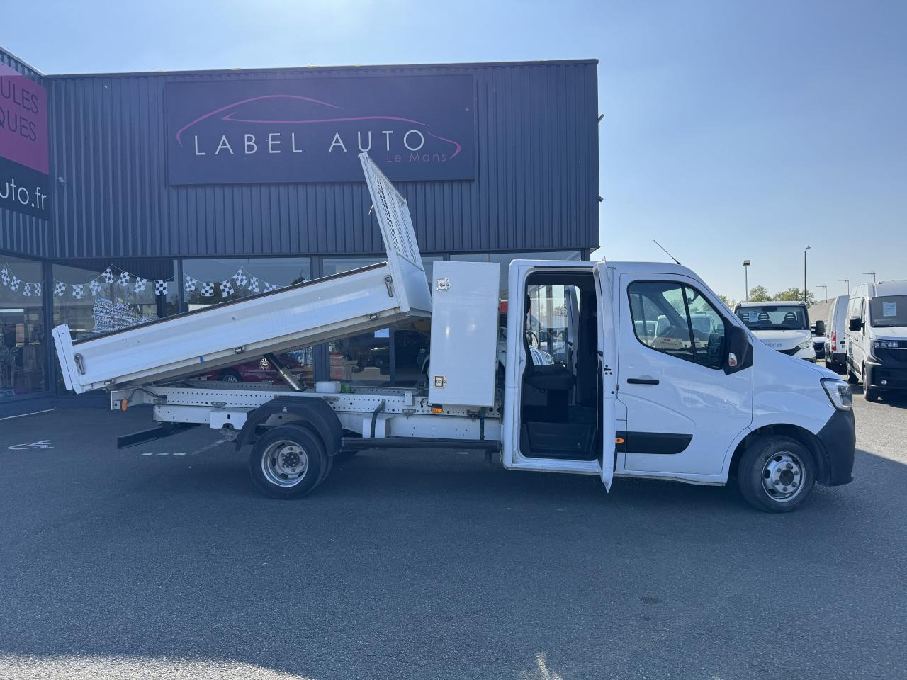 RENAULT MASTER 3T5 BENNE + COFFRE RJ DOUBLE CABINE 6 PL 2.3 DCI 130 CH CONFORT - Tipper van: picture 1 RENAULT MASTER 3T5 BENNE + COFFRE RJ DOUBLE CABINE 6 PL 2.3 DCI 130 CH CONFORT - Tipper van: picture 1