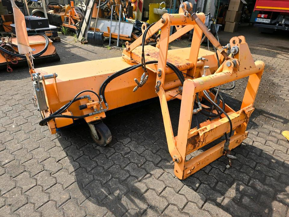 Dücker FKM Kehrmaschine Frontkehrmaschine für Unimog 405 U 300 400 500 423 427 430 318 530 Besen Kehrbesen - Broom: picture 5 Dücker FKM Kehrmaschine Frontkehrmaschine für Unimog 405 U 300 400 500 423 427 430 318 530 Besen Kehrbesen - Broom: picture 5