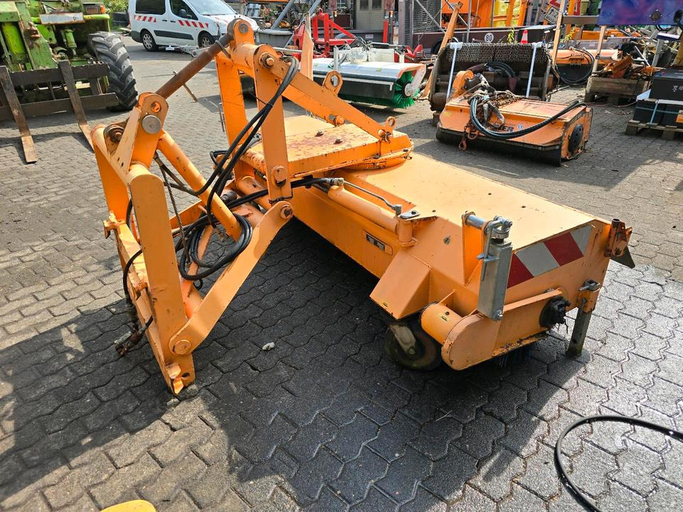 Dücker FKM Kehrmaschine Frontkehrmaschine für Unimog 405 U 300 400 500 423 427 430 318 530 Besen Kehrbesen - Broom: picture 3 Dücker FKM Kehrmaschine Frontkehrmaschine für Unimog 405 U 300 400 500 423 427 430 318 530 Besen Kehrbesen - Broom: picture 3