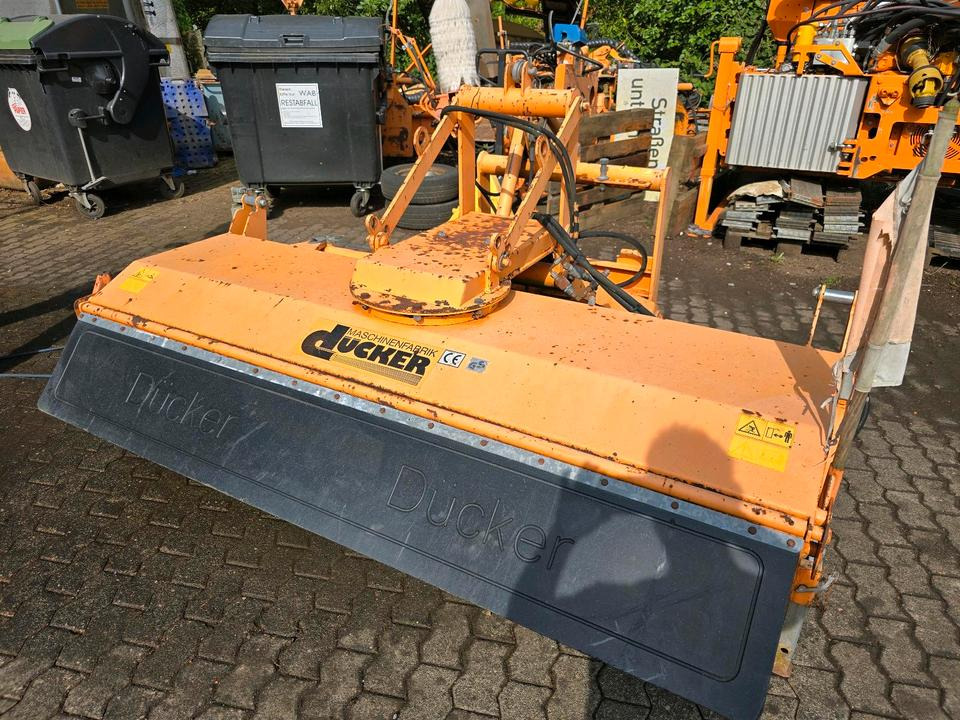 Dücker FKM Kehrmaschine Frontkehrmaschine für Unimog 405 U 300 400 500 423 427 430 318 530 Besen Kehrbesen - Broom: picture 1 Dücker FKM Kehrmaschine Frontkehrmaschine für Unimog 405 U 300 400 500 423 427 430 318 530 Besen Kehrbesen - Broom: picture 1