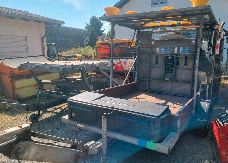 Nissen Absperrtafel VZ616 Verkehrssicherung Verkehrsleittafel Verkehrsleitanhänger Verkehrssicherungsanhänger AMD B3 Funkwarnmeldeanlage Trebbiner Mersch Autobahn - Construction equipment, Trailer: picture 2 Nissen Absperrtafel VZ616 Verkehrssicherung Verkehrsleittafel Verkehrsleitanhänger Verkehrssicherungsanhänger AMD B3 Funkwarnmeldeanlage Trebbiner Mersch Autobahn - Construction equipment, Trailer: picture 2