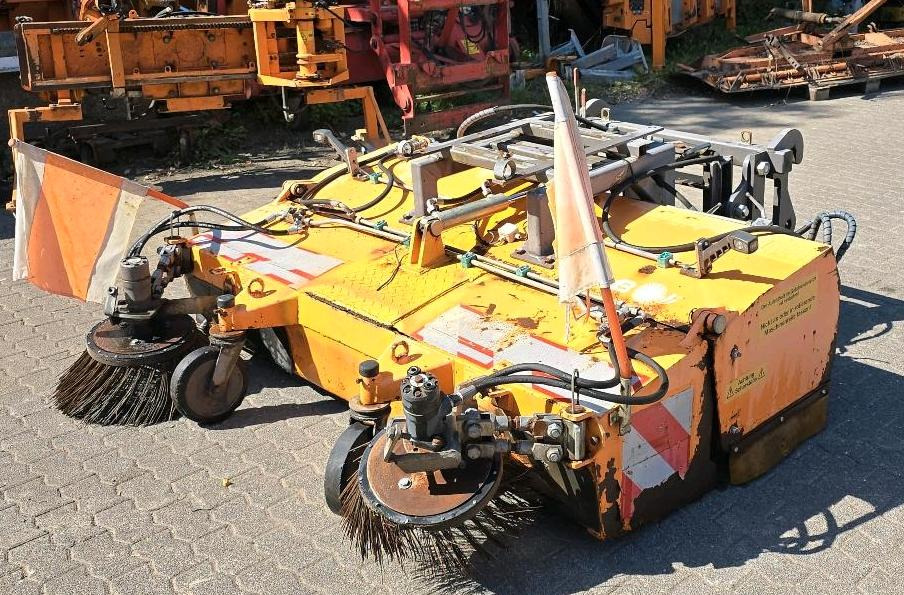 Sobernheimer FKM 2.0 Kehrmaschine Straßenkehrmaschine Frontkehrmaschine Kehrbesen für Radlader Unimog Traktor - Broom: picture 3 Sobernheimer FKM 2.0 Kehrmaschine Straßenkehrmaschine Frontkehrmaschine Kehrbesen für Radlader Unimog Traktor - Broom: picture 3