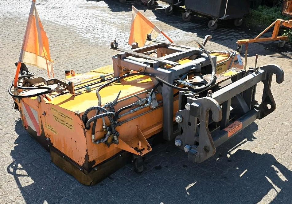 Sobernheimer FKM 2.0 Kehrmaschine Straßenkehrmaschine Frontkehrmaschine Kehrbesen für Radlader Unimog Traktor - Broom: picture 2 Sobernheimer FKM 2.0 Kehrmaschine Straßenkehrmaschine Frontkehrmaschine Kehrbesen für Radlader Unimog Traktor - Broom: picture 2