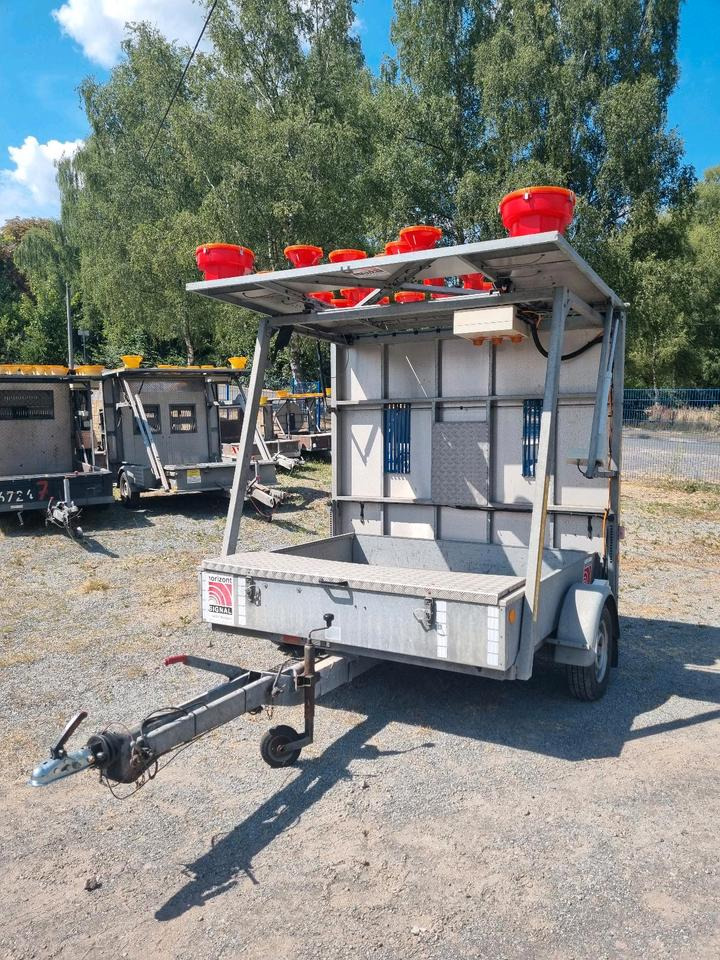 Trebbiner Absperrtafel VZ 616 Horizont Sperrwand Verkehrsleittafel Verkehrsleitanhänger Verkehrssicherungsanhänger Warntafel Verkehrssicherung Baustelle - Construction equipment, Trailer: picture 2 Trebbiner Absperrtafel VZ 616 Horizont Sperrwand Verkehrsleittafel Verkehrsleitanhänger Verkehrssicherungsanhänger Warntafel Verkehrssicherung Baustelle - Construction equipment, Trailer: picture 2
