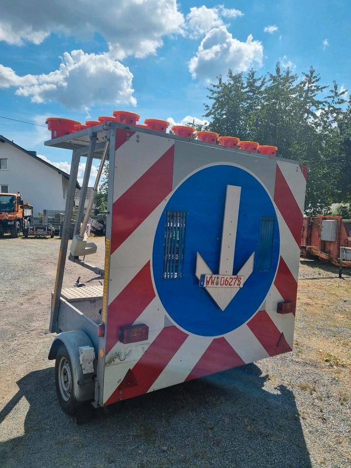 Trebbiner Absperrtafel VZ 616 Horizont Sperrwand Verkehrsleittafel Verkehrsleitanhänger Verkehrssicherungsanhänger Warntafel Verkehrssicherung Baustelle - Construction equipment, Trailer: picture 4 Trebbiner Absperrtafel VZ 616 Horizont Sperrwand Verkehrsleittafel Verkehrsleitanhänger Verkehrssicherungsanhänger Warntafel Verkehrssicherung Baustelle - Construction equipment, Trailer: picture 4