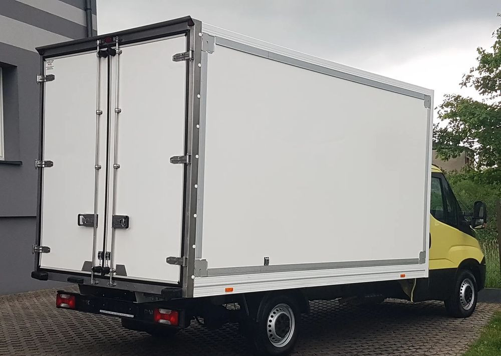 Iveco Daily 8EP KONTENER 4,14x2,21x2,20 KLIMA MANUAL KRAJOWY DMC 3500KG - Closed box van: picture 4 Iveco Daily 8EP KONTENER 4,14x2,21x2,20 KLIMA MANUAL KRAJOWY DMC 3500KG - Closed box van: picture 4