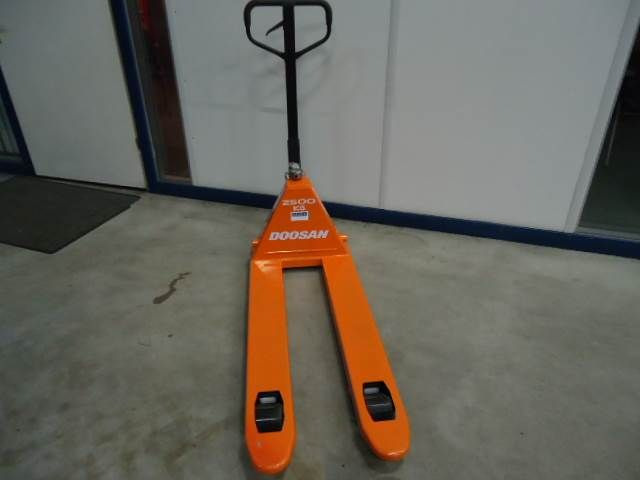 Doosan Pallettruck - Pallet truck: picture 3 Doosan Pallettruck - Pallet truck: picture 3
