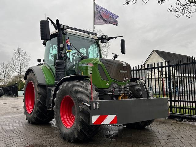Trekkerbumper Tractorbumper met opbergkist - Spare parts for Agricultural machinery: picture 1 Trekkerbumper Tractorbumper met opbergkist - Spare parts for Agricultural machinery: picture 1