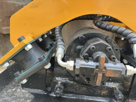 Plaque vibrante hydraulique pour mini pelle - Vibratory plate, Attachment: picture 4 Plaque vibrante hydraulique pour mini pelle - Vibratory plate, Attachment: picture 4