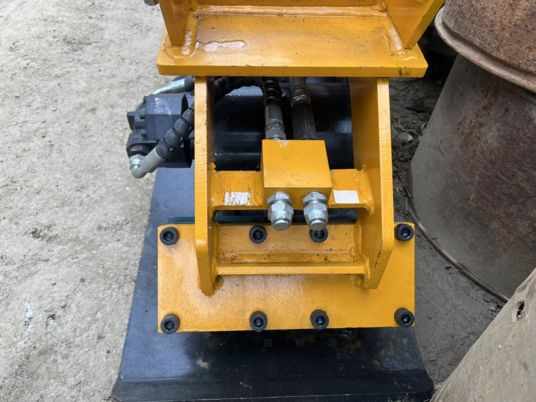 Plaque vibrante hydraulique pour mini pelle - Vibratory plate, Attachment: picture 5 Plaque vibrante hydraulique pour mini pelle - Vibratory plate, Attachment: picture 5