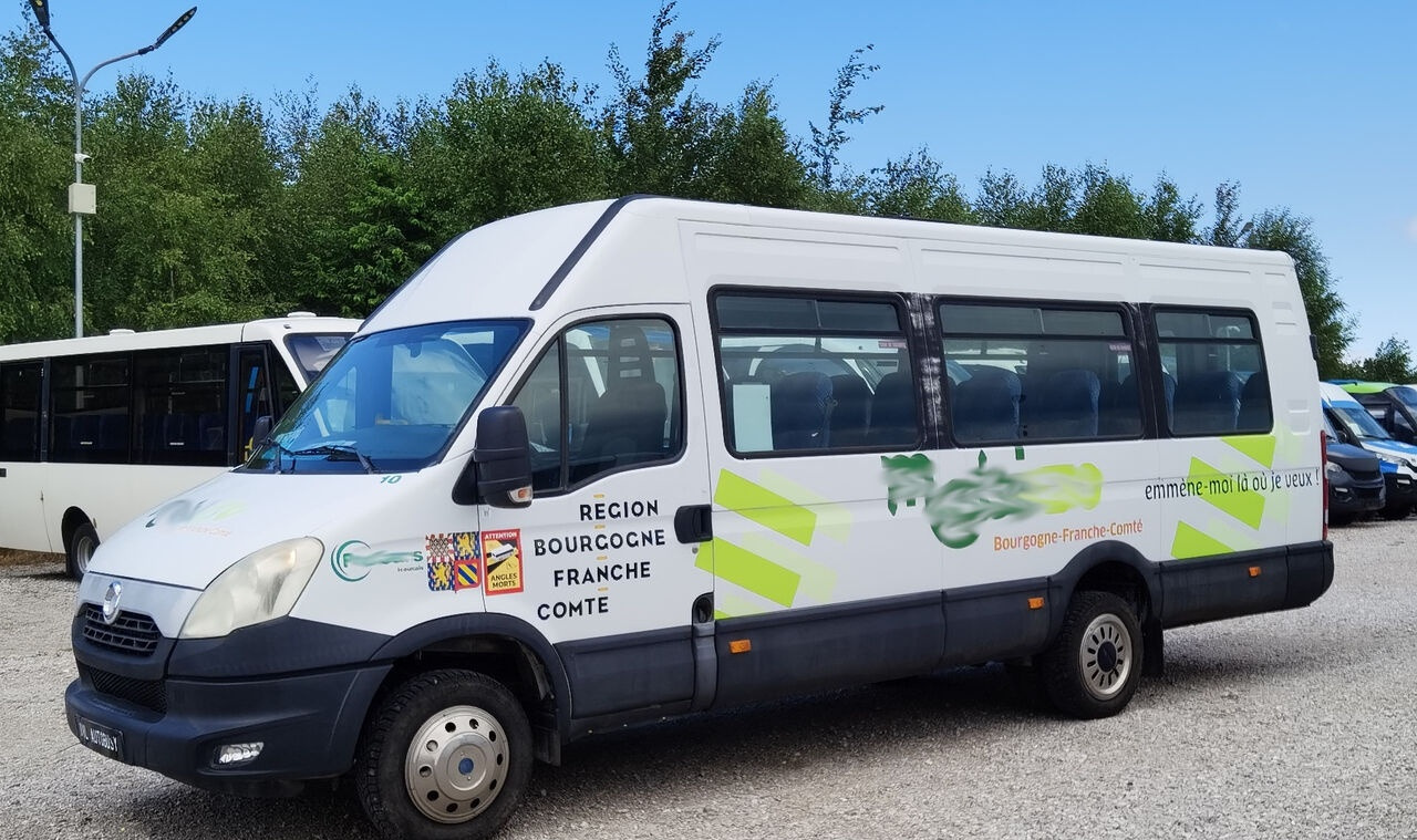 Minibus, Passenger van IVECO Daily: picture 1