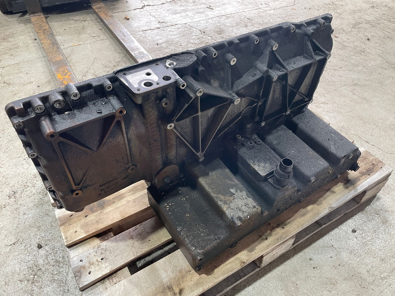 MAN Ölwanne MAN Motor D2066 D 2066HLA EEV Euro 6 LUH 52 LUH 50 - Oil pan for Bus: picture 3 MAN Ölwanne MAN Motor D2066 D 2066HLA EEV Euro 6 LUH 52 LUH 50 - Oil pan for Bus: picture 3