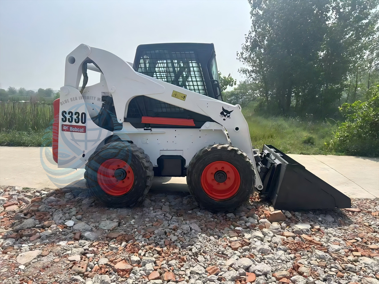 BOBCAT 330 - Skid steer loader: picture 1 BOBCAT 330 - Skid steer loader: picture 1