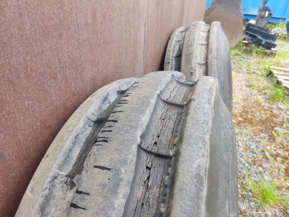 Traktorin eturenkaat 2kpl Rengaskoko 10.00-16 - Agricultural machinery: picture 4 Traktorin eturenkaat 2kpl Rengaskoko 10.00-16 - Agricultural machinery: picture 4