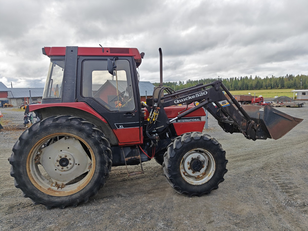 Case 895XL etukuormaajalla suunnanvaihtajalla, paljon varusteita mukaan etukuormaajaan, katso video! - Farm tractor: picture 4 Case 895XL etukuormaajalla suunnanvaihtajalla, paljon varusteita mukaan etukuormaajaan, katso video! - Farm tractor: picture 4