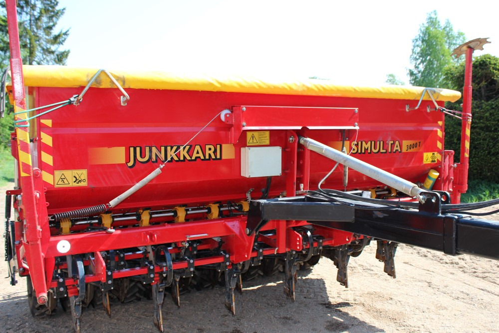 Junkkari Simulta 3000T - Siisti! Heinänsiemenlaite ja kiekkovantaat takana - Combine seed drill: picture 2 Junkkari Simulta 3000T - Siisti! Heinänsiemenlaite ja kiekkovantaat takana - Combine seed drill: picture 2