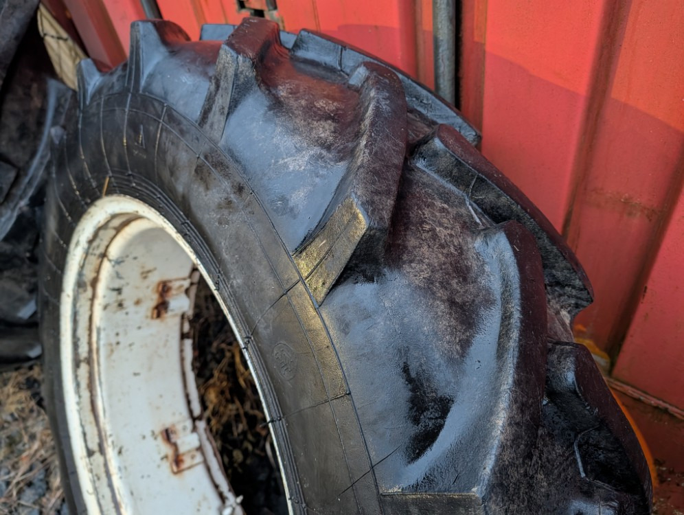 Renkaat 12.4R28 vannekehillä - Tire: picture 3 Renkaat 12.4R28 vannekehillä - Tire: picture 3