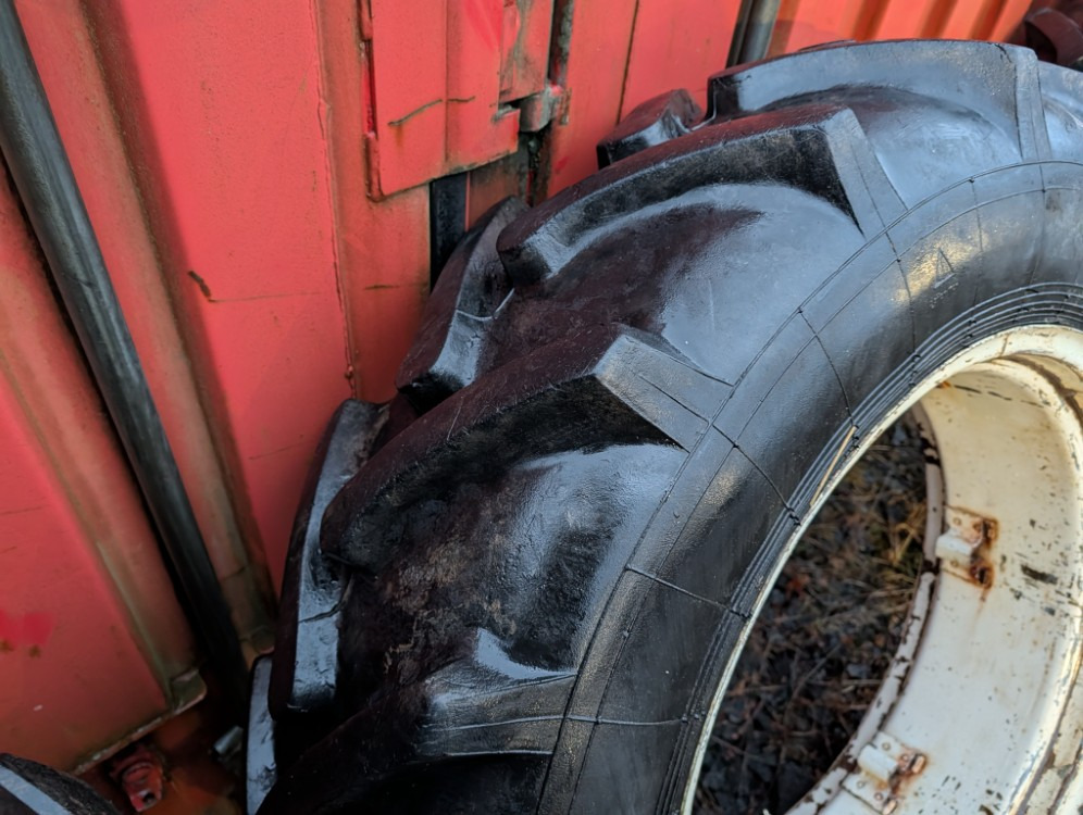 Renkaat 12.4R28 vannekehillä - Tire: picture 4 Renkaat 12.4R28 vannekehillä - Tire: picture 4