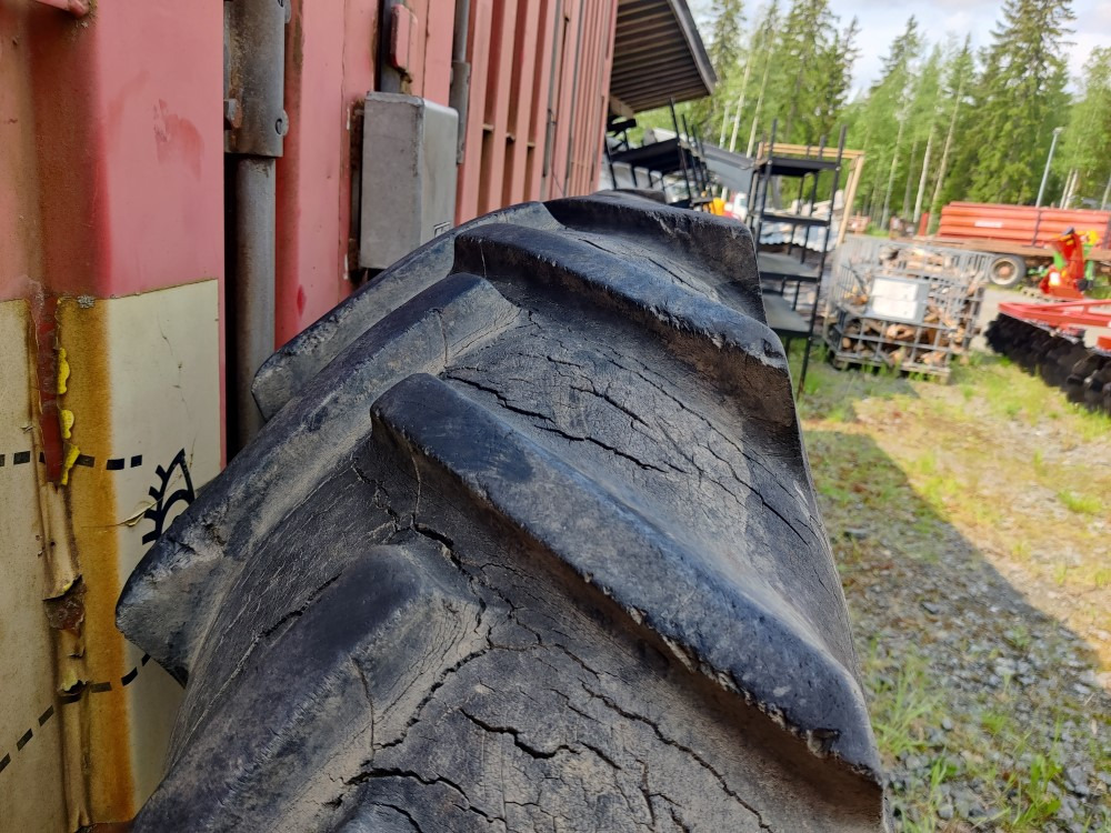 Traktorin renkaat 13.6x36 vannekehillä - Tire for Farm tractor: picture 3 Traktorin renkaat 13.6x36 vannekehillä - Tire for Farm tractor: picture 3