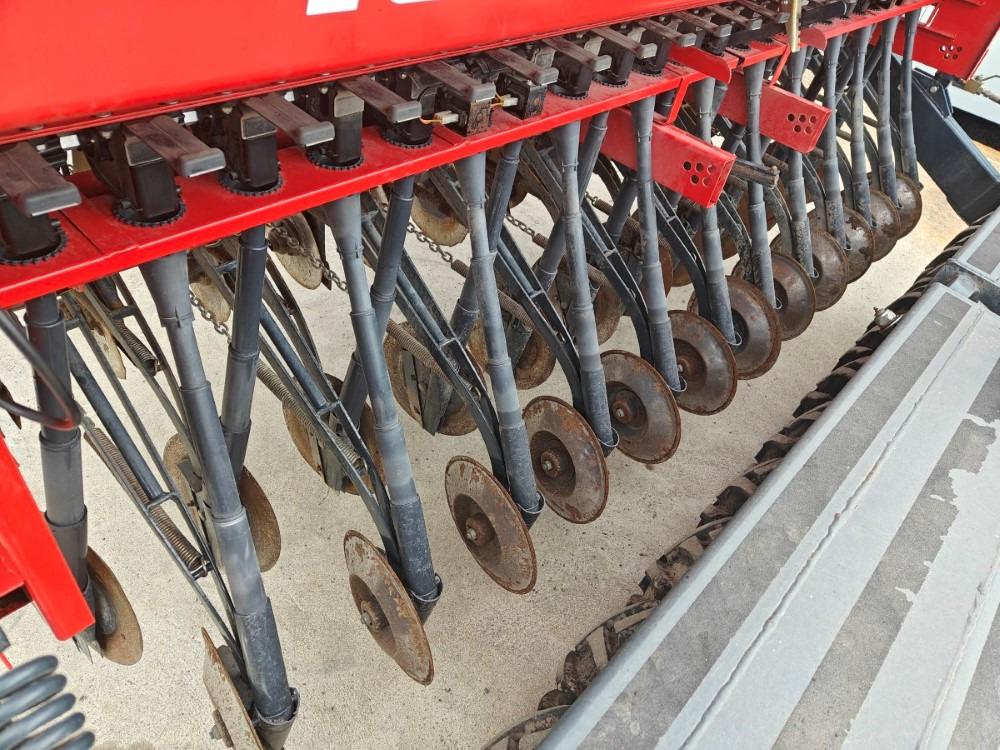 Combine seed drill Tume HKL 3000 JC Pro Täyskiekkokone: picture 9